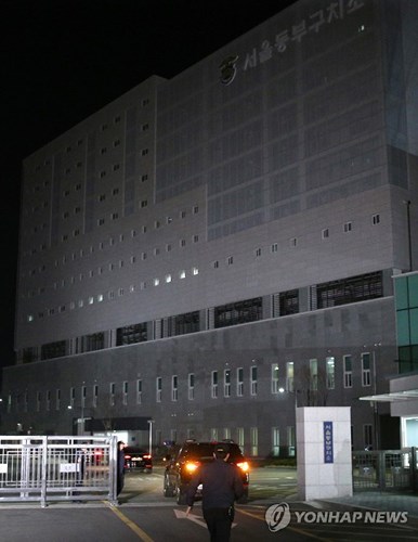 Ảnh: Hàn Quốc bắt khẩn cấp cựu Tổng thống Lee Myung-bak lúc nửa đêm